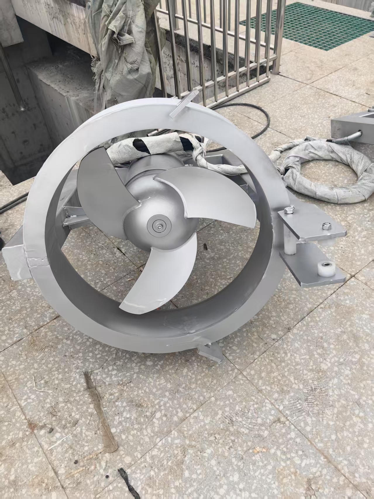 潜水式水平螺旋桨泵工作原理