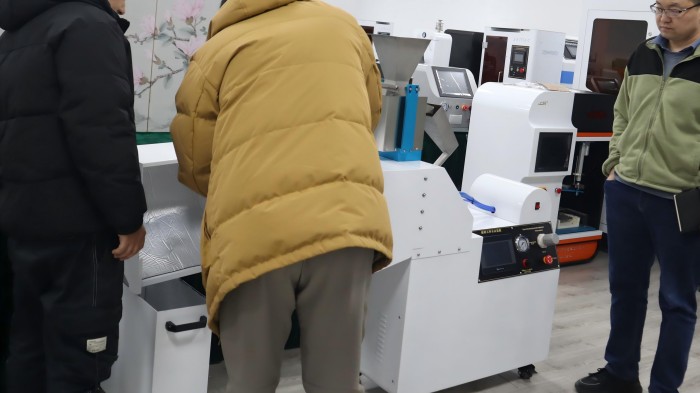 耐碎石冲击试验机：上海XX公司赴上海程斯考察设备 共谋合作新机遇