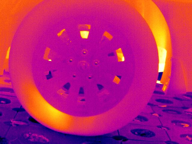 紅外熱像儀用于汽車輪胎檢測